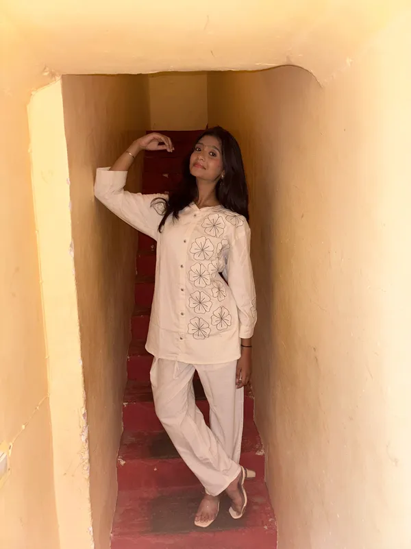 White_Cotton_Blend_Floral_Embroidered_Kurta_Set_For_Women
