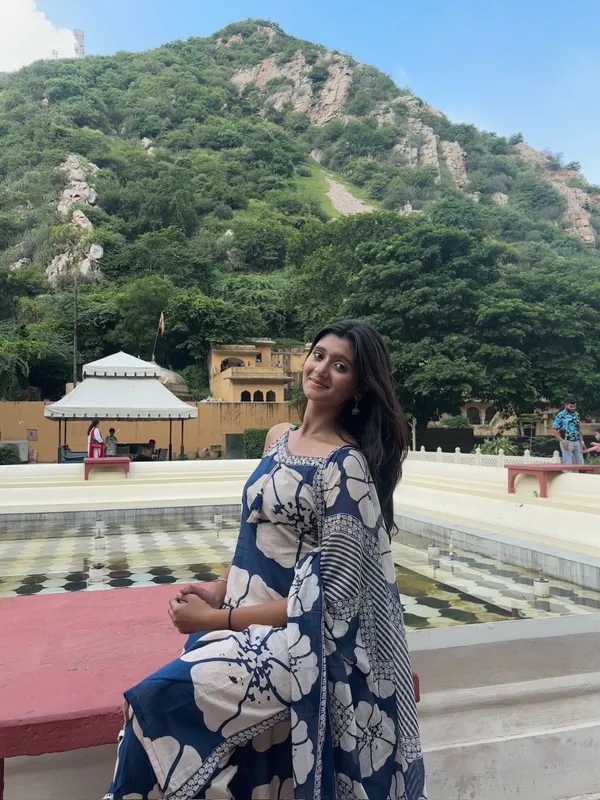 Navy_Blue_White_Cotton_Blend_Floral_Print_Saree_For_Women