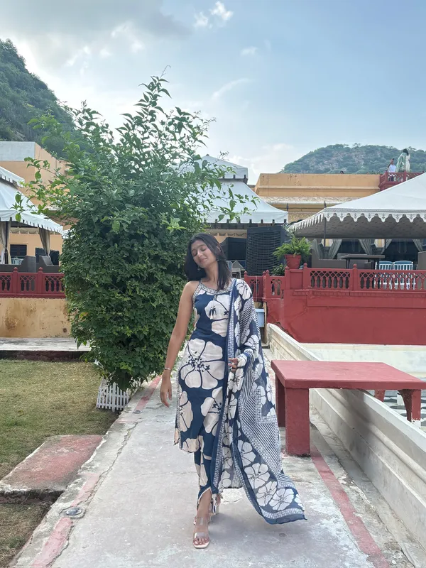 Navy_Blue_White_Cotton_Blend_Floral_Print_Saree_For_Women