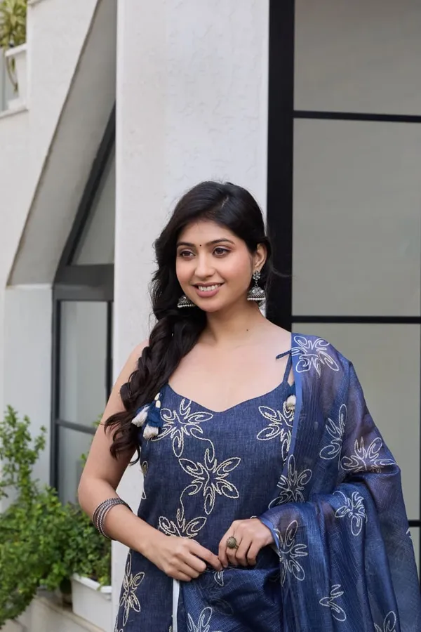 Blue_Cotton_Blend_Floral_Embroidered_Kurti_Set_With_Dupatta_For_Women