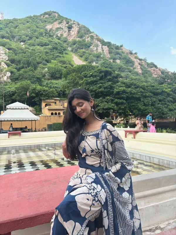 Navy_Blue_White_Cotton_Blend_Floral_Print_Saree_For_Women