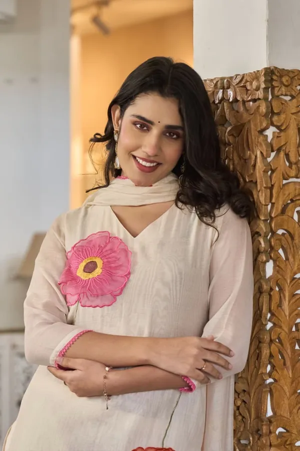 Off_White_Cotton_Blend_Floral_Embroidered_Kurta_Set_With_Dupatta_For_Women