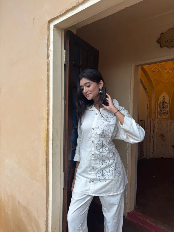 White_Cotton_Blend_Floral_Embroidered_Kurta_Set_For_Women