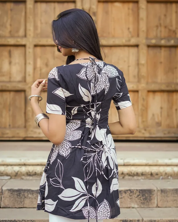 Muskan_|_Black_&_White_Digital_Print_Cotton_Short_Kurti