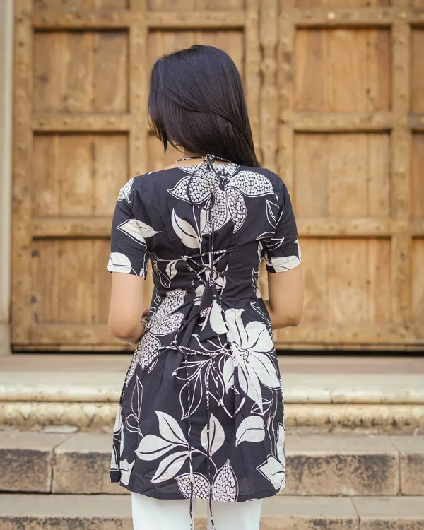 Muskan_|_Black_&_White_Digital_Print_Cotton_Short_Kurti