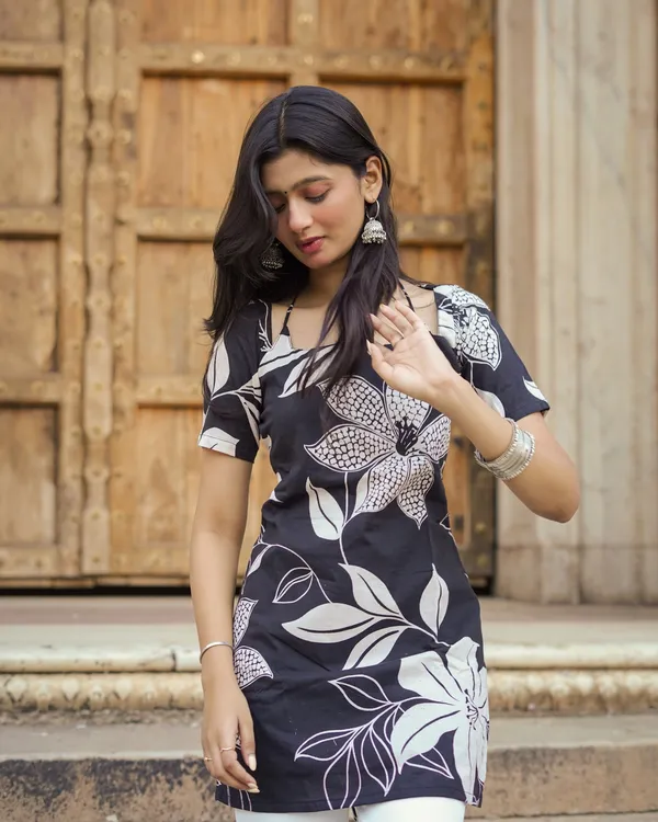 Muskan_|_Black_&_White_Digital_Print_Cotton_Short_Kurti