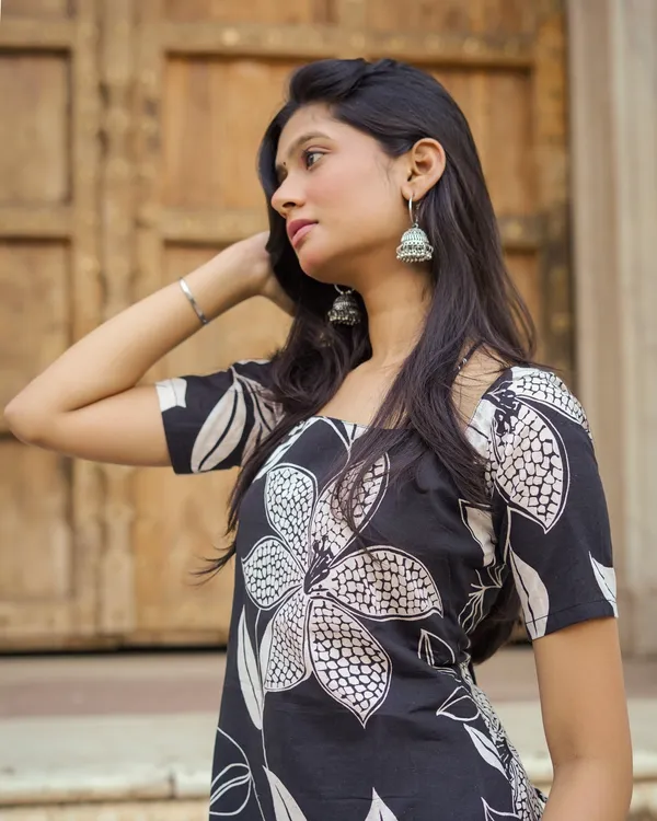 Muskan_|_Black_&_White_Digital_Print_Cotton_Short_Kurti