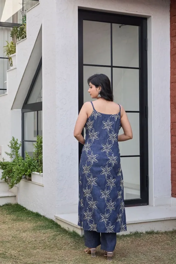 Blue_Cotton_Blend_Floral_Embroidered_Kurti_Set_With_Dupatta_For_Women