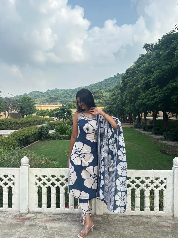Navy_Blue_White_Cotton_Blend_Floral_Print_Saree_For_Women