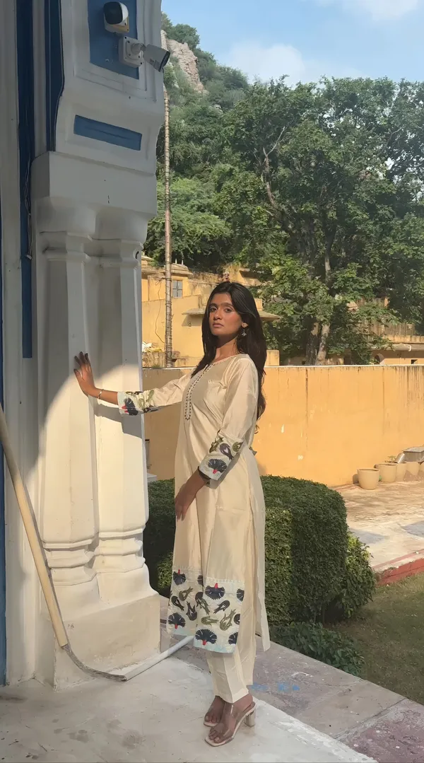 Off_White_Cotton_Blend_Floral_Embroidered_Kurta_Set_For_Women