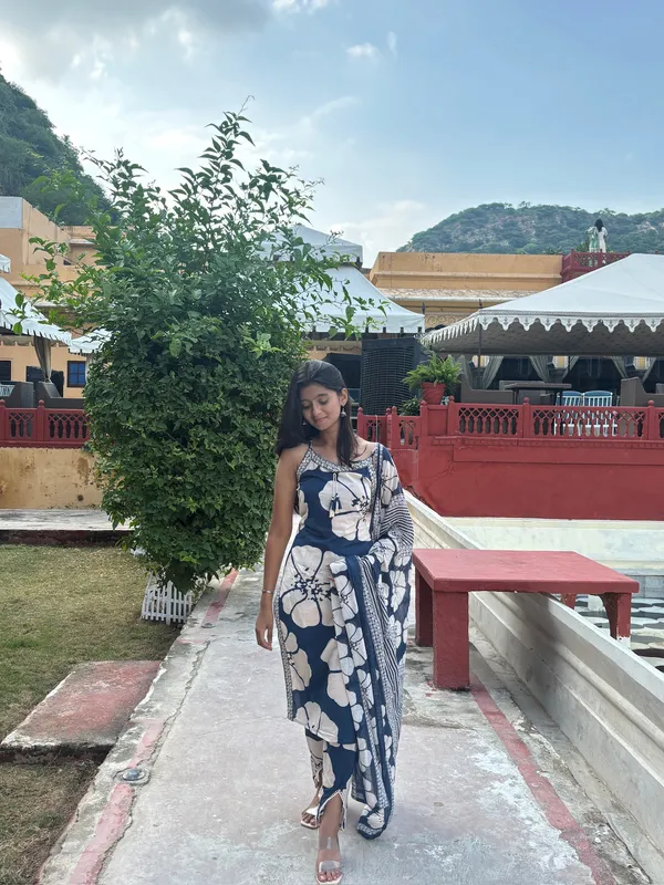 Navy_Blue_White_Cotton_Blend_Floral_Print_Saree_For_Women