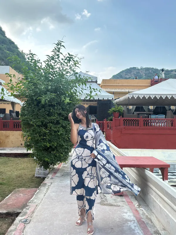Navy_Blue_White_Cotton_Blend_Floral_Print_Saree_For_Women