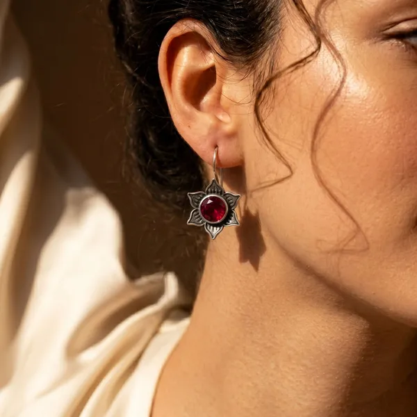 Red_Brass_Oxidised_Floral_Star_Stone_Drop_Earrings_For_Women