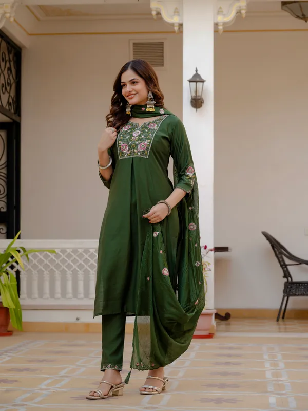 Green_Viscose_Embroidered_Kurta_Pant_Set_For_Women