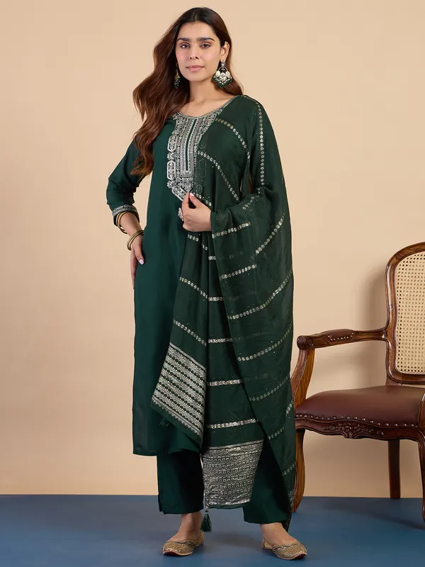 Green_Women's_Traditional_Embroidered_Kurta_Pant_Set_with_Silk_Dupatta_|_Women's_Ethnic_Wear