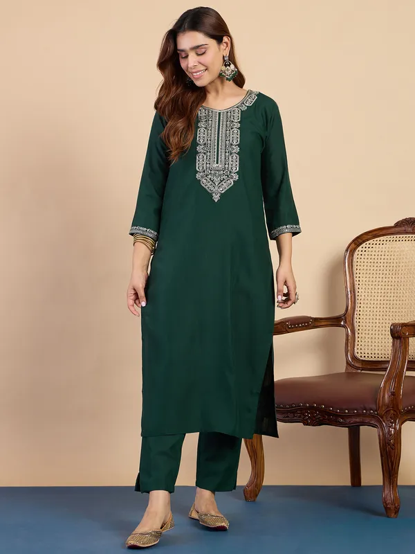 Green_Women's_Traditional_Embroidered_Kurta_Pant_Set_with_Silk_Dupatta_|_Women's_Ethnic_Wear