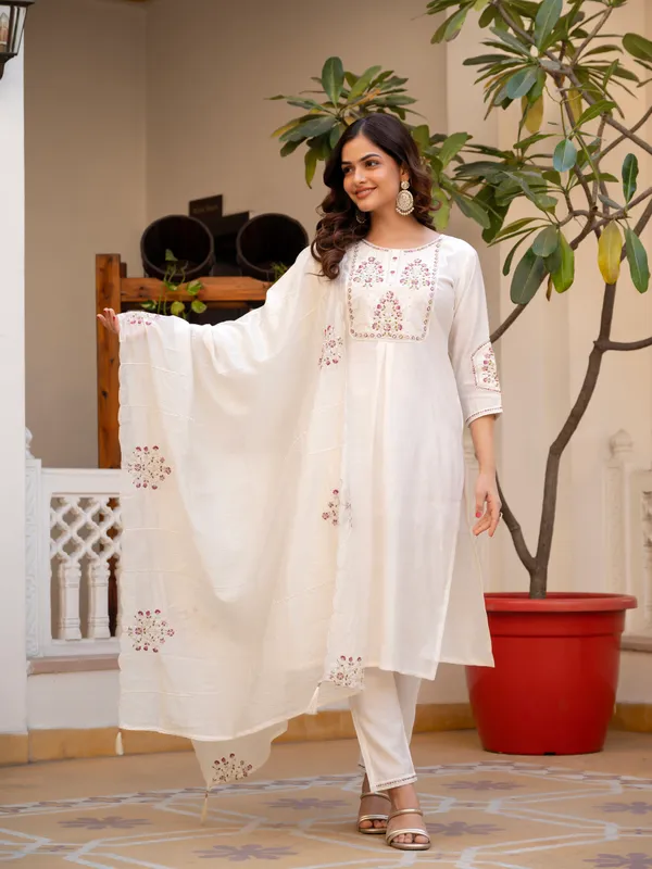 White_Viscose_Embroidered_Kurta_Pant_Set_For_Women