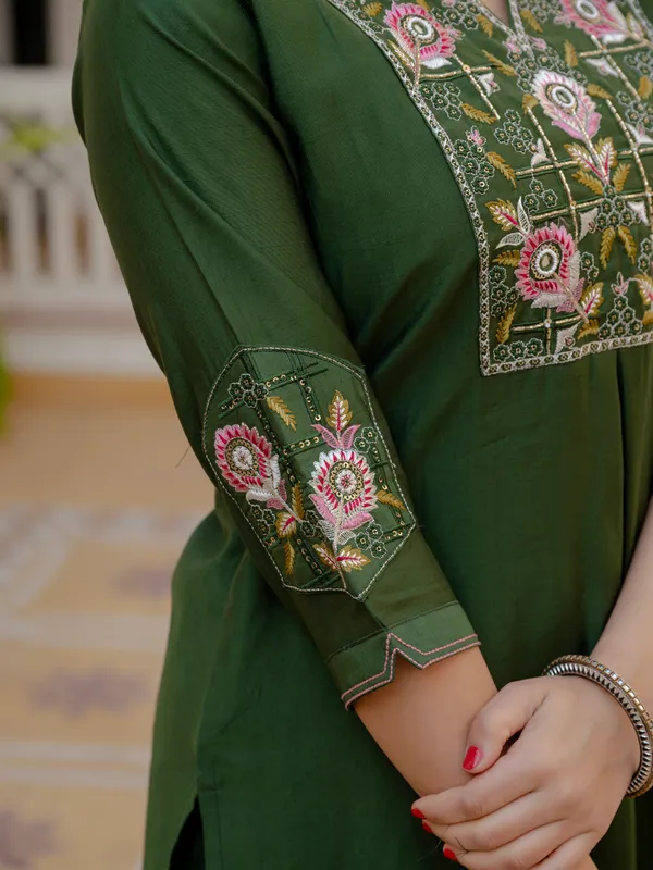 Green_Viscose_Embroidered_Kurta_Pant_Set_For_Women