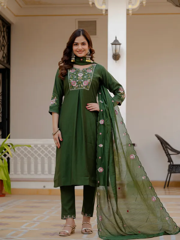 Green_Viscose_Embroidered_Kurta_Pant_Set_For_Women