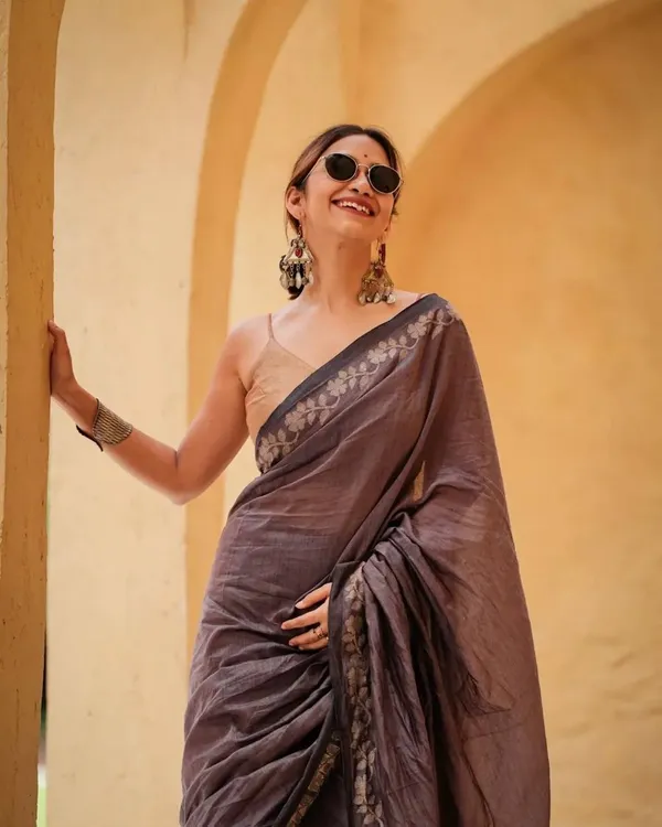 Elegant_Linen_Cotton_Digital_Printed_Saree_with_Satin_Banglory_Blouse_&_Tassel_Detailing