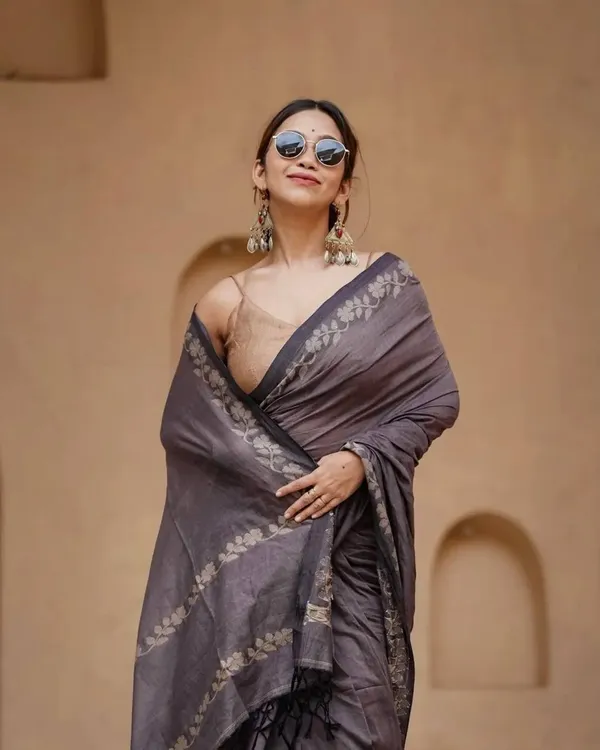 Elegant_Linen_Cotton_Digital_Printed_Saree_with_Satin_Banglory_Blouse_&_Tassel_Detailing