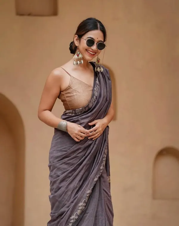 Elegant_Linen_Cotton_Digital_Printed_Saree_with_Satin_Banglory_Blouse_&_Tassel_Detailing
