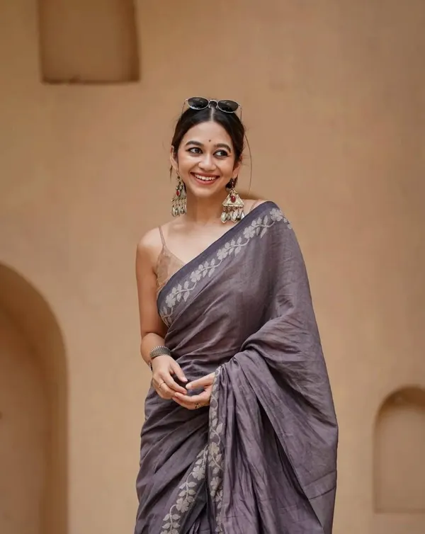 Elegant_Linen_Cotton_Digital_Printed_Saree_with_Satin_Banglory_Blouse_&_Tassel_Detailing