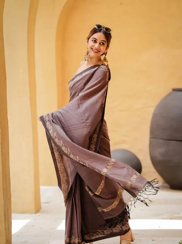 Elegant_Linen_Cotton_Digital_Printed_Saree_with_Satin_Banglory_Blouse_&_Tassel_Detailing