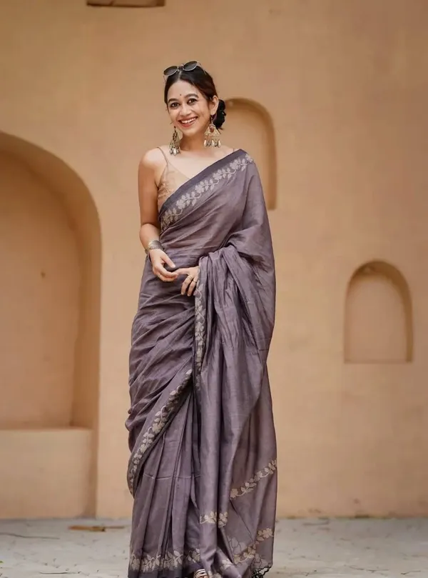 Elegant_Linen_Cotton_Digital_Printed_Saree_with_Satin_Banglory_Blouse_&_Tassel_Detailing