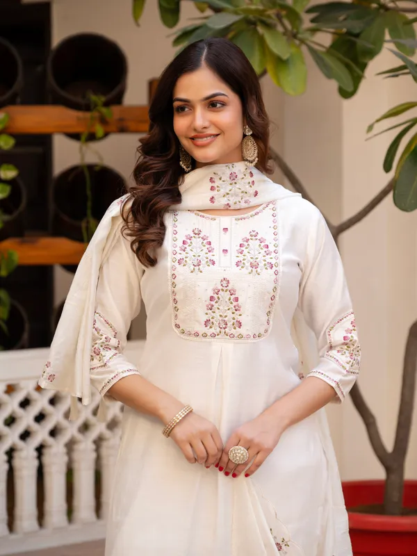 White_Viscose_Embroidered_Kurta_Pant_Set_For_Women