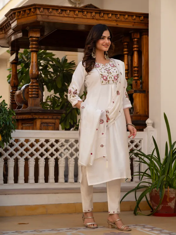 White_Viscose_Embroidered_Kurta_Pant_Set_For_Women
