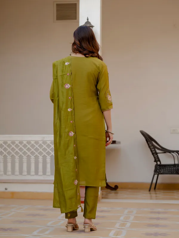 Mahendi_Green_Viscose_Embroidered_Kurta_Pant_Set_For_Women