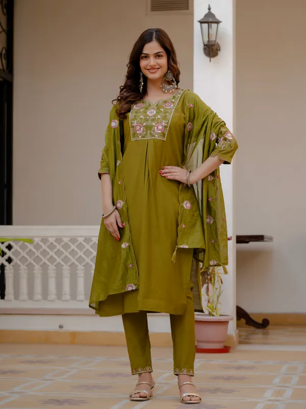 Mahendi_Green_Viscose_Embroidered_Kurta_Pant_Set_For_Women
