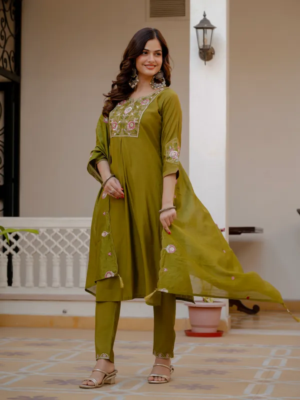 Mahendi_Green_Viscose_Embroidered_Kurta_Pant_Set_For_Women