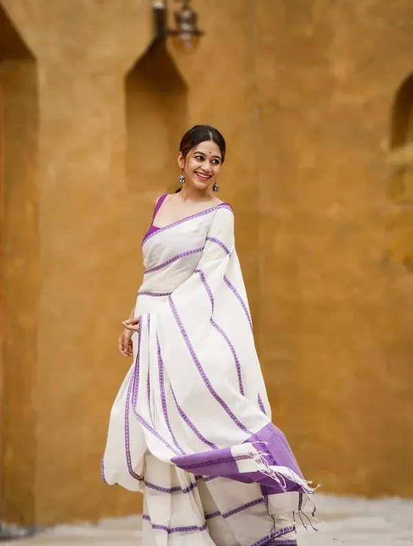 Premium_Linen_Cotton_Digital_Printed_Saree_with_Satin_Banglory_Blouse_&_Tassel_Detailing