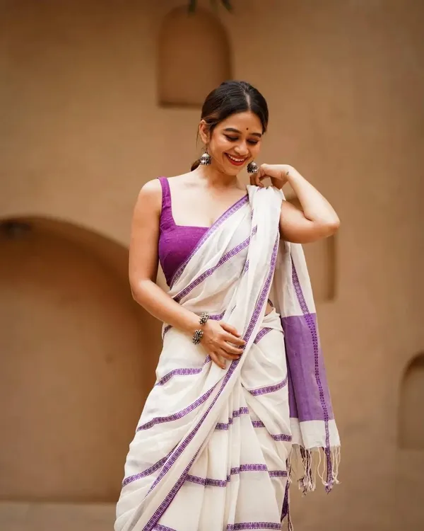 Premium_Linen_Cotton_Digital_Printed_Saree_with_Satin_Banglory_Blouse_&_Tassel_Detailing