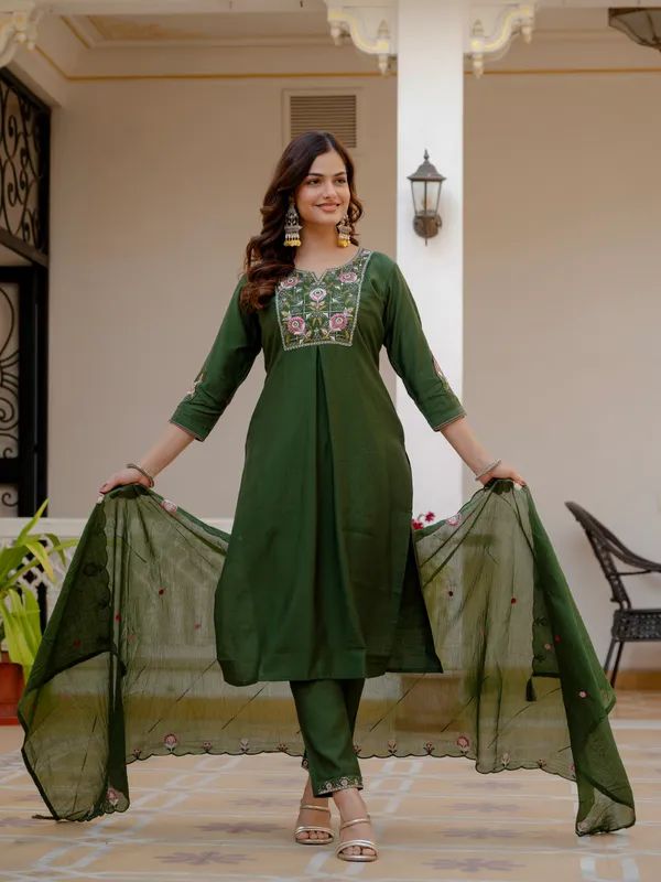 Green_Viscose_Embroidered_Kurta_Pant_Set_For_Women