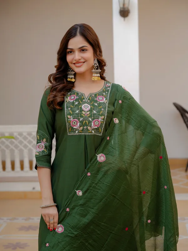 Green_Viscose_Embroidered_Kurta_Pant_Set_For_Women