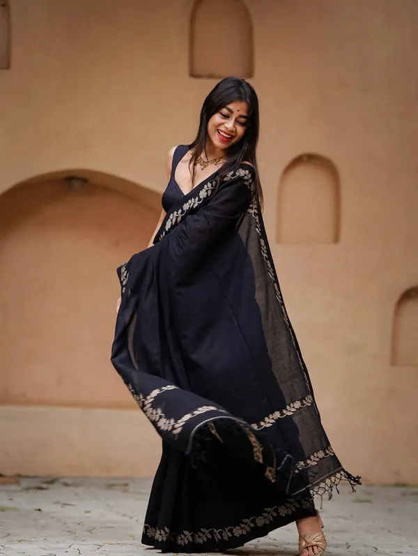Elegant_Linen_Cotton_Digital_Printed_Saree_with_Satin_Banglory_Blouse_&_Tassel_Detailing