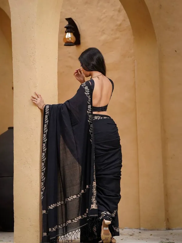 Elegant_Linen_Cotton_Digital_Printed_Saree_with_Satin_Banglory_Blouse_&_Tassel_Detailing