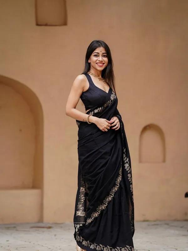 Elegant_Linen_Cotton_Digital_Printed_Saree_with_Satin_Banglory_Blouse_&_Tassel_Detailing