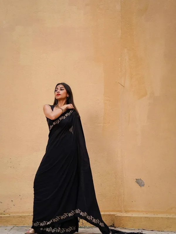 Elegant_Linen_Cotton_Digital_Printed_Saree_with_Satin_Banglory_Blouse_&_Tassel_Detailing