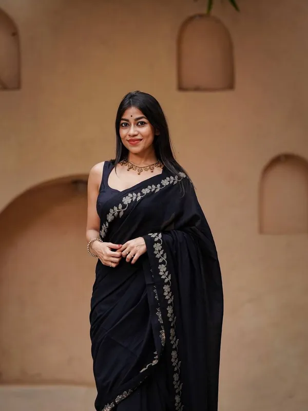 Elegant_Linen_Cotton_Digital_Printed_Saree_with_Satin_Banglory_Blouse_&_Tassel_Detailing