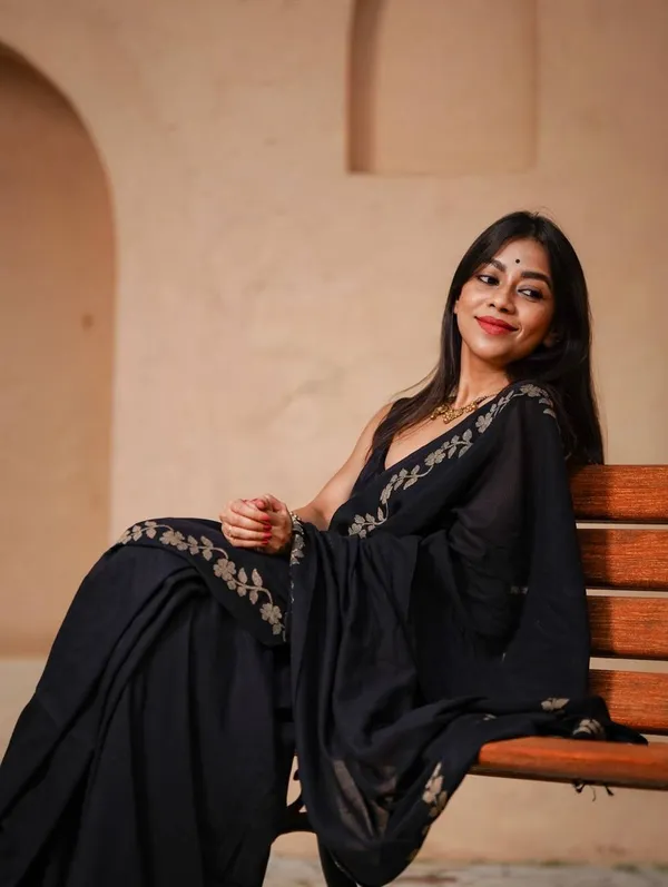 Elegant_Linen_Cotton_Digital_Printed_Saree_with_Satin_Banglory_Blouse_&_Tassel_Detailing
