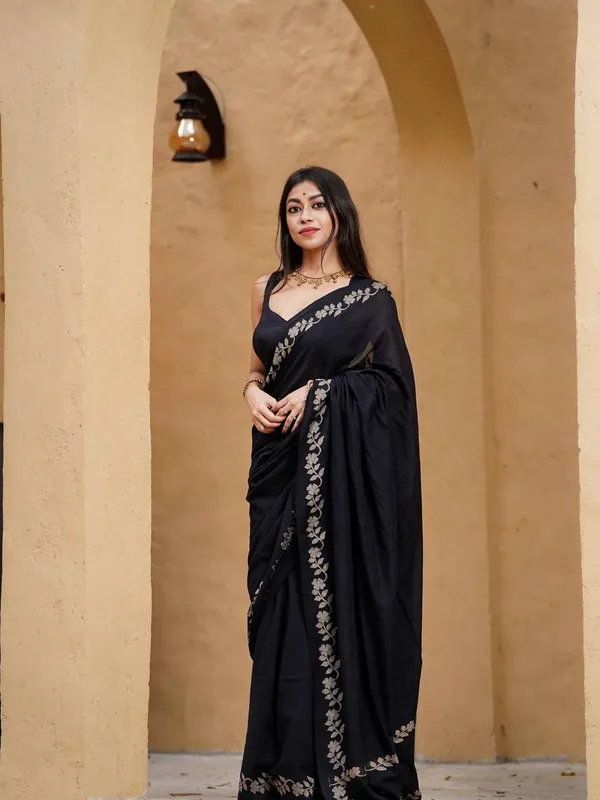 Elegant_Linen_Cotton_Digital_Printed_Saree_with_Satin_Banglory_Blouse_&_Tassel_Detailing