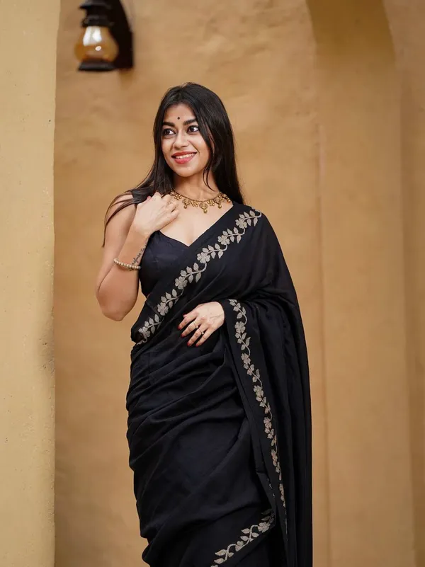 Elegant_Linen_Cotton_Digital_Printed_Saree_with_Satin_Banglory_Blouse_&_Tassel_Detailing