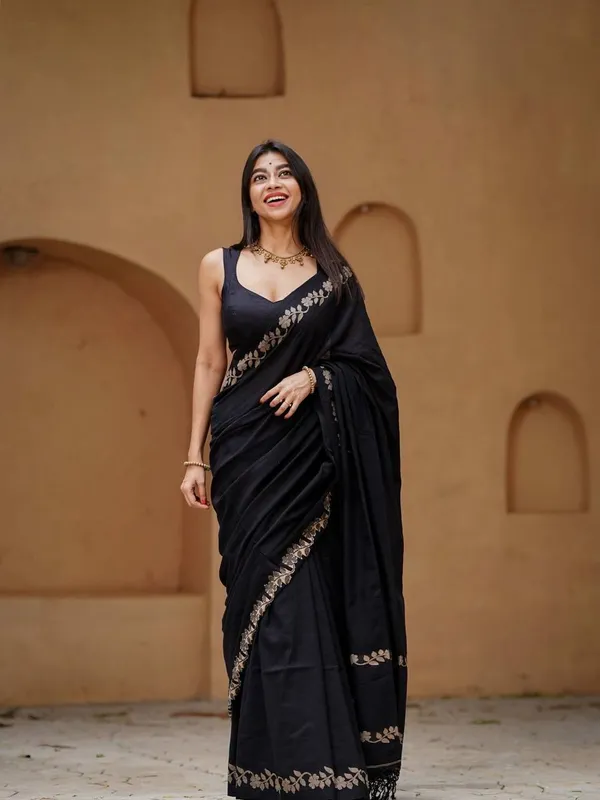Elegant_Linen_Cotton_Digital_Printed_Saree_with_Satin_Banglory_Blouse_&_Tassel_Detailing