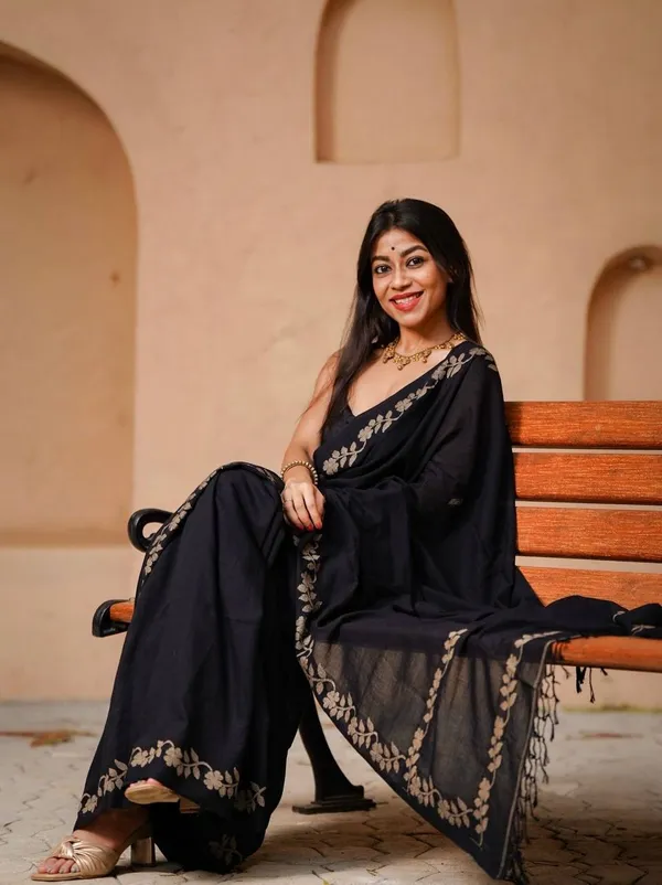 Elegant_Linen_Cotton_Digital_Printed_Saree_with_Satin_Banglory_Blouse_&_Tassel_Detailing