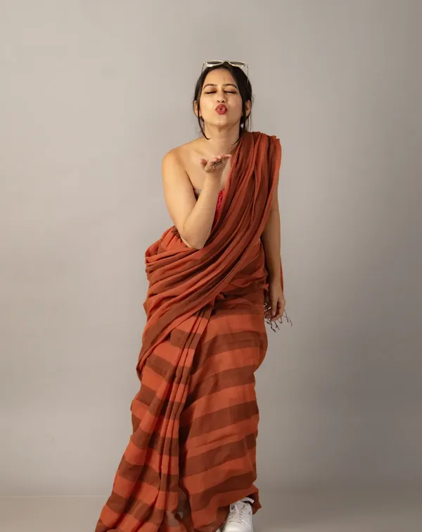 Premium_Linen_Cotton_Digital_Printed_Saree_with_Satin_Banglory_Blouse_&_Tassel_Detailing