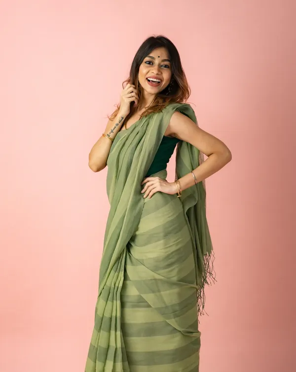 Premium_Linen_Cotton_Digital_Printed_Saree_with_Satin_Banglory_Blouse_&_Tassel_Detailing